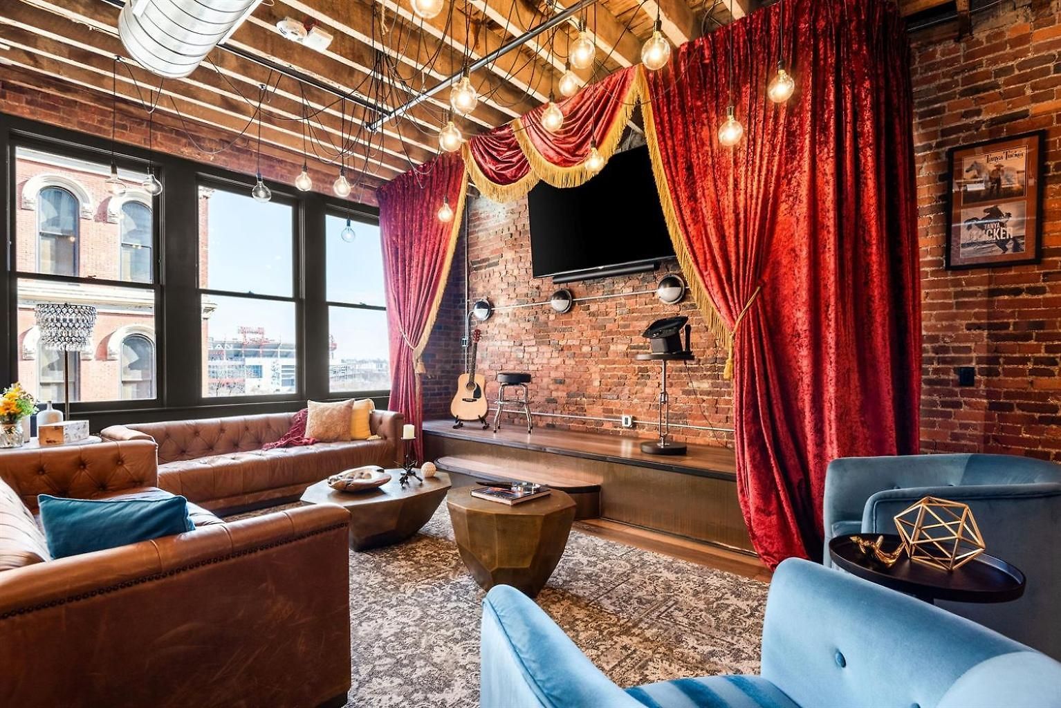 The Velvet Songbird Downtown Luxe Sleeps 24 Holiday home *