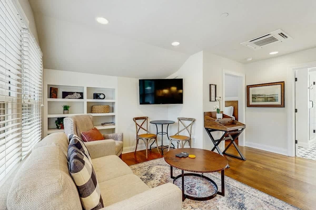 Modern Downtown Escape Modern Decor Fast Wifi Apartment