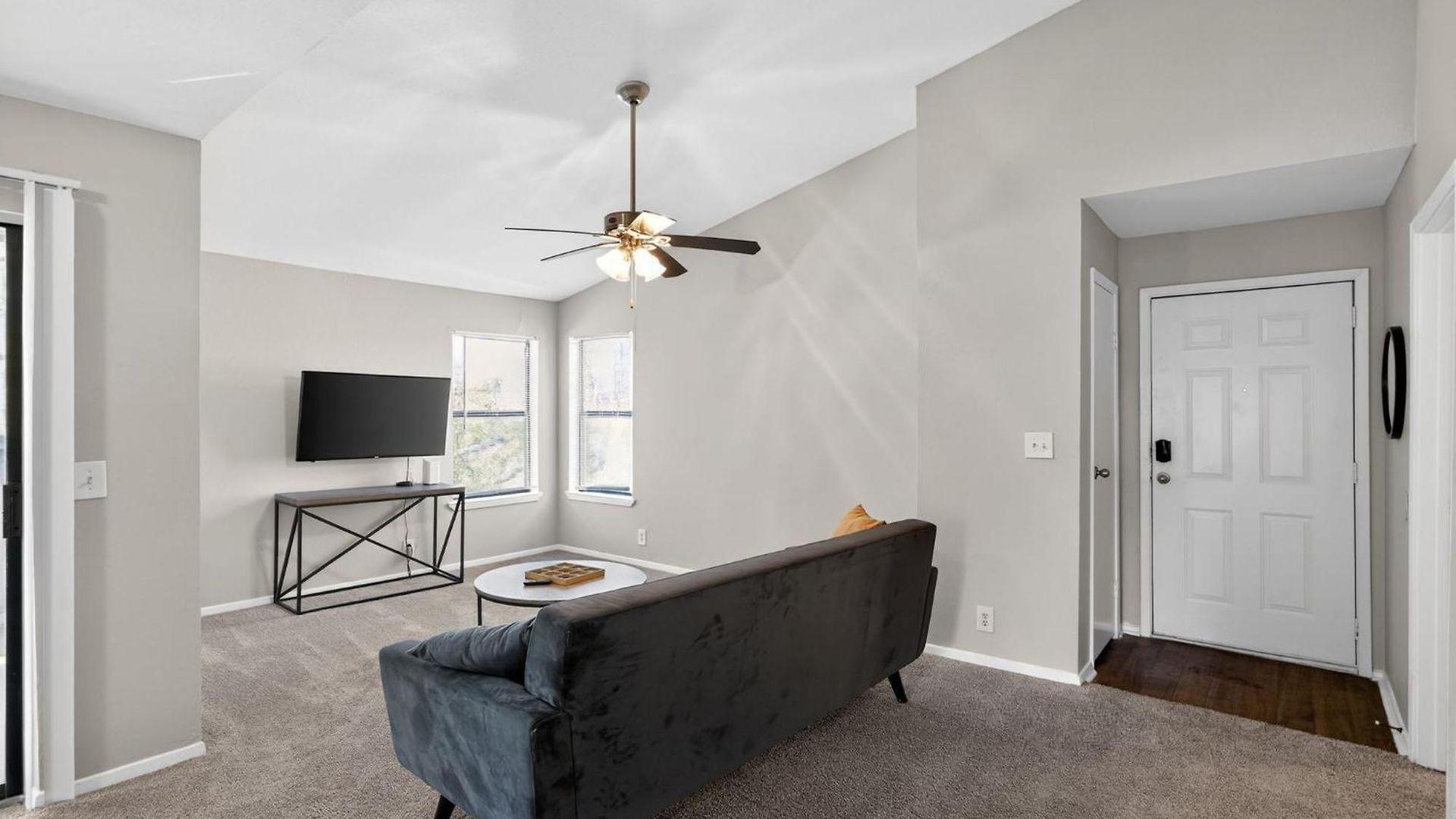 Cozy Retreat Near Airport & Hotspots Apartment *