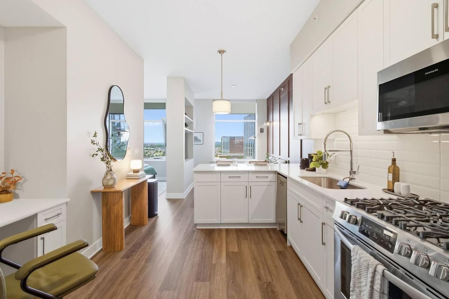 Apartment Luxury Pool, Gym, Views + Free Parking *