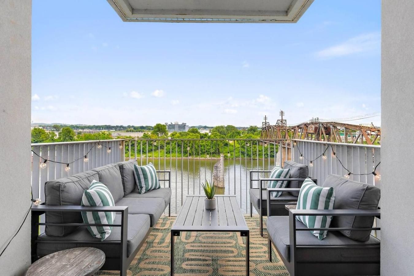 River View Luxury With Garage, Walk To Downtown Apartment *