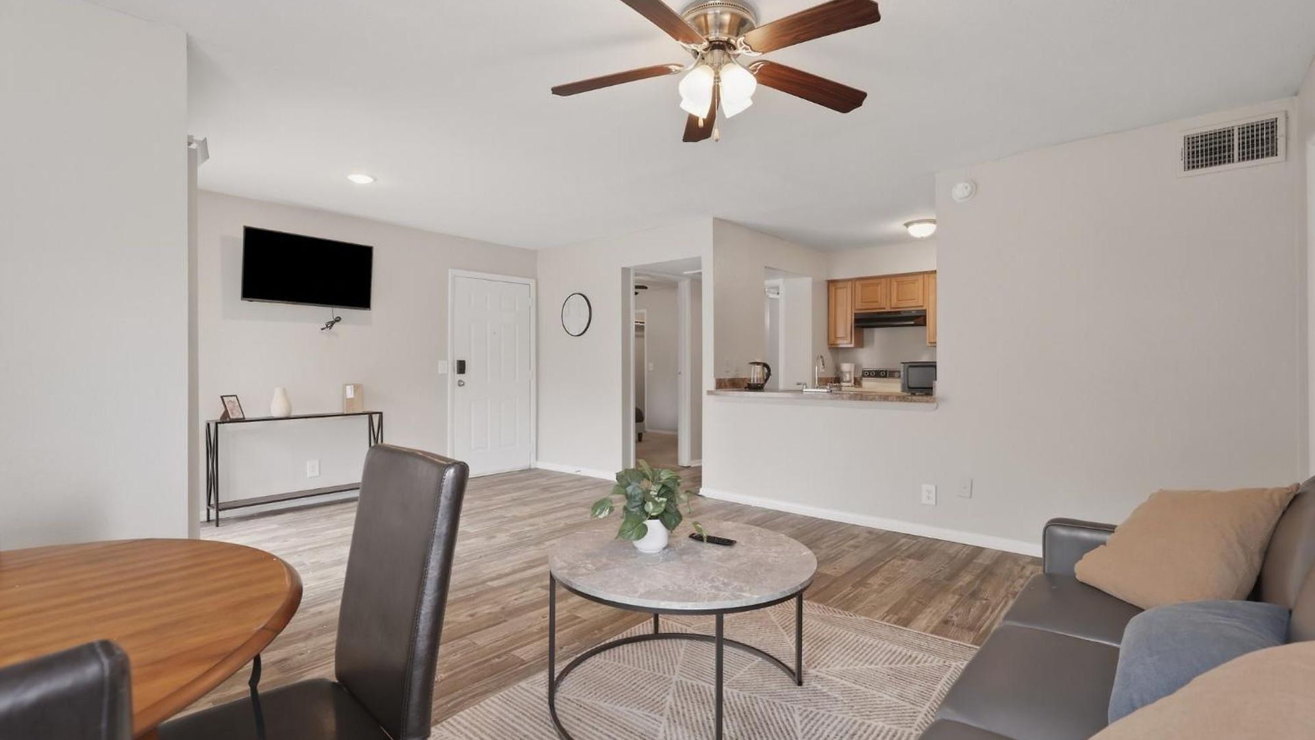 Roomy With Modern Features Apartment *