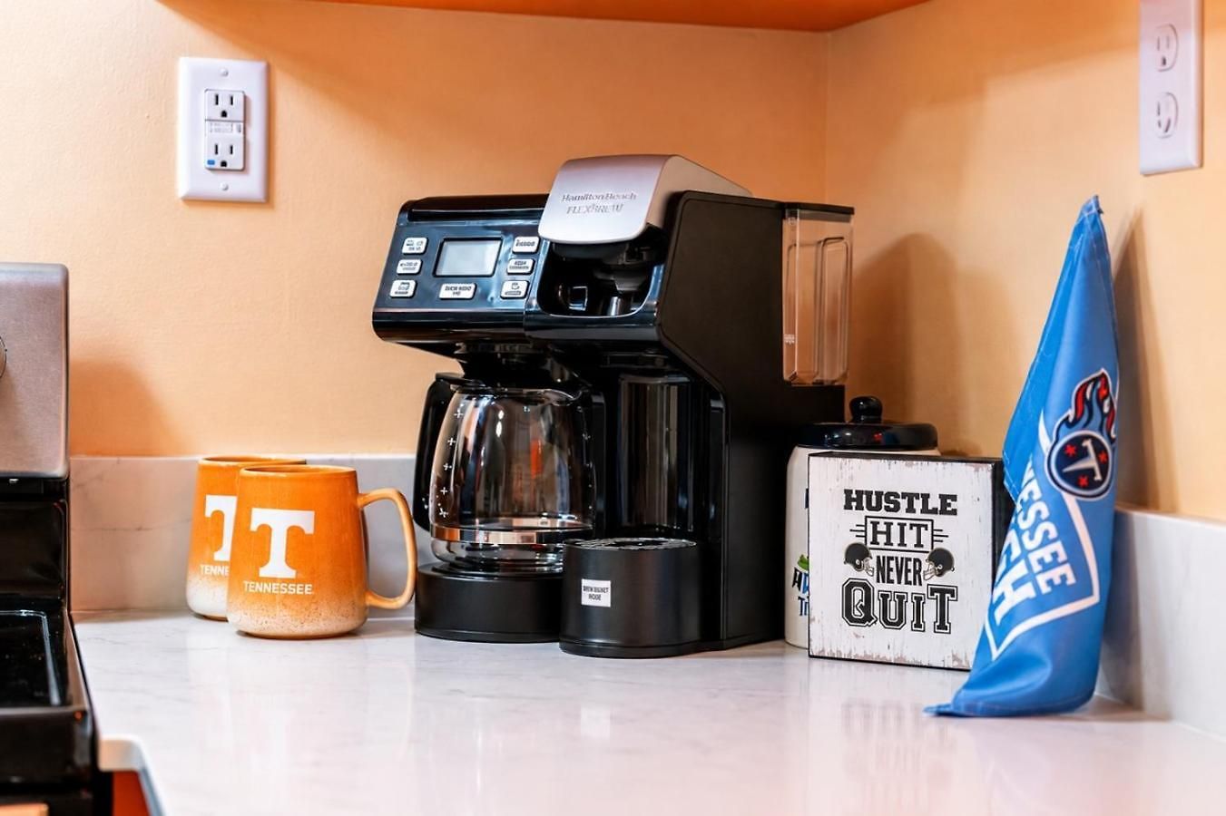 Game Day Getaway Vols Themed Near Vanderbilt Apartment