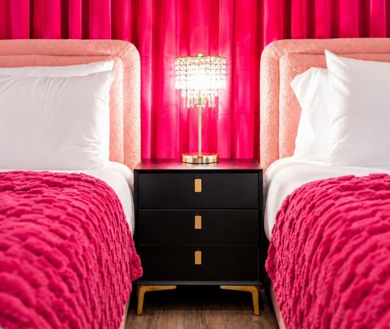 Pink Pony Club Retreat Near Vanderbilt Sleeps 6 Apartment *