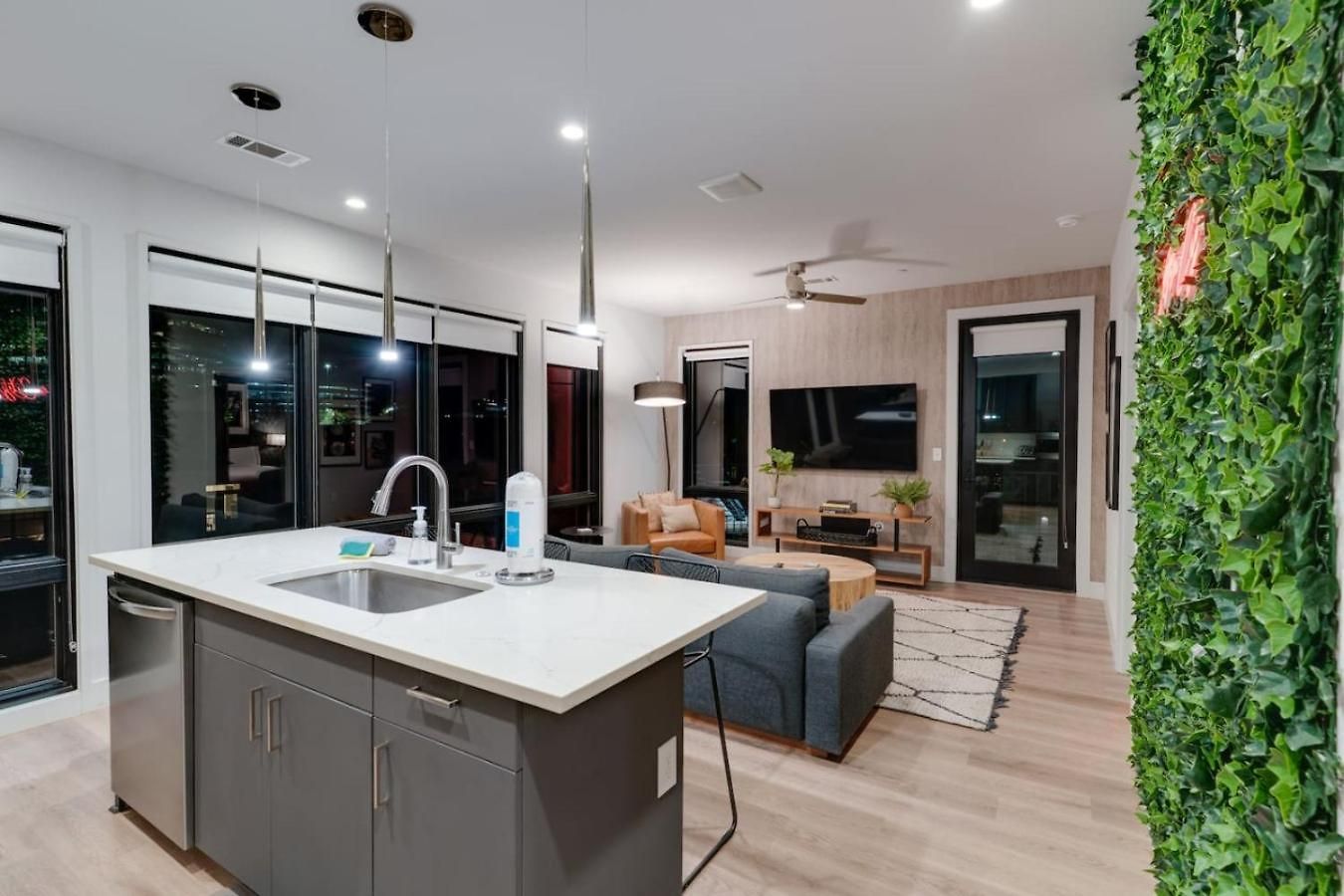 Two Kings On Floor W Pool & Patio Apartment Nashville