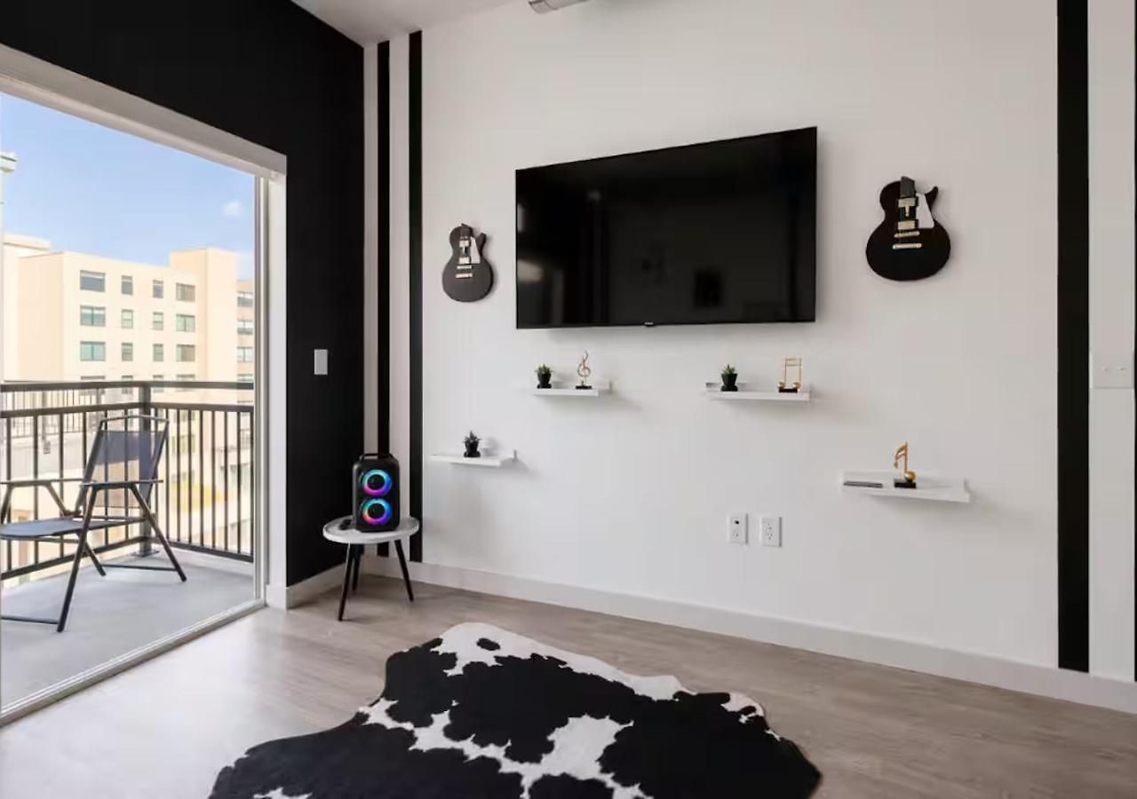 Downtown Walk To Broadway Pool, Private Balcony, Free Parking! * Nashville