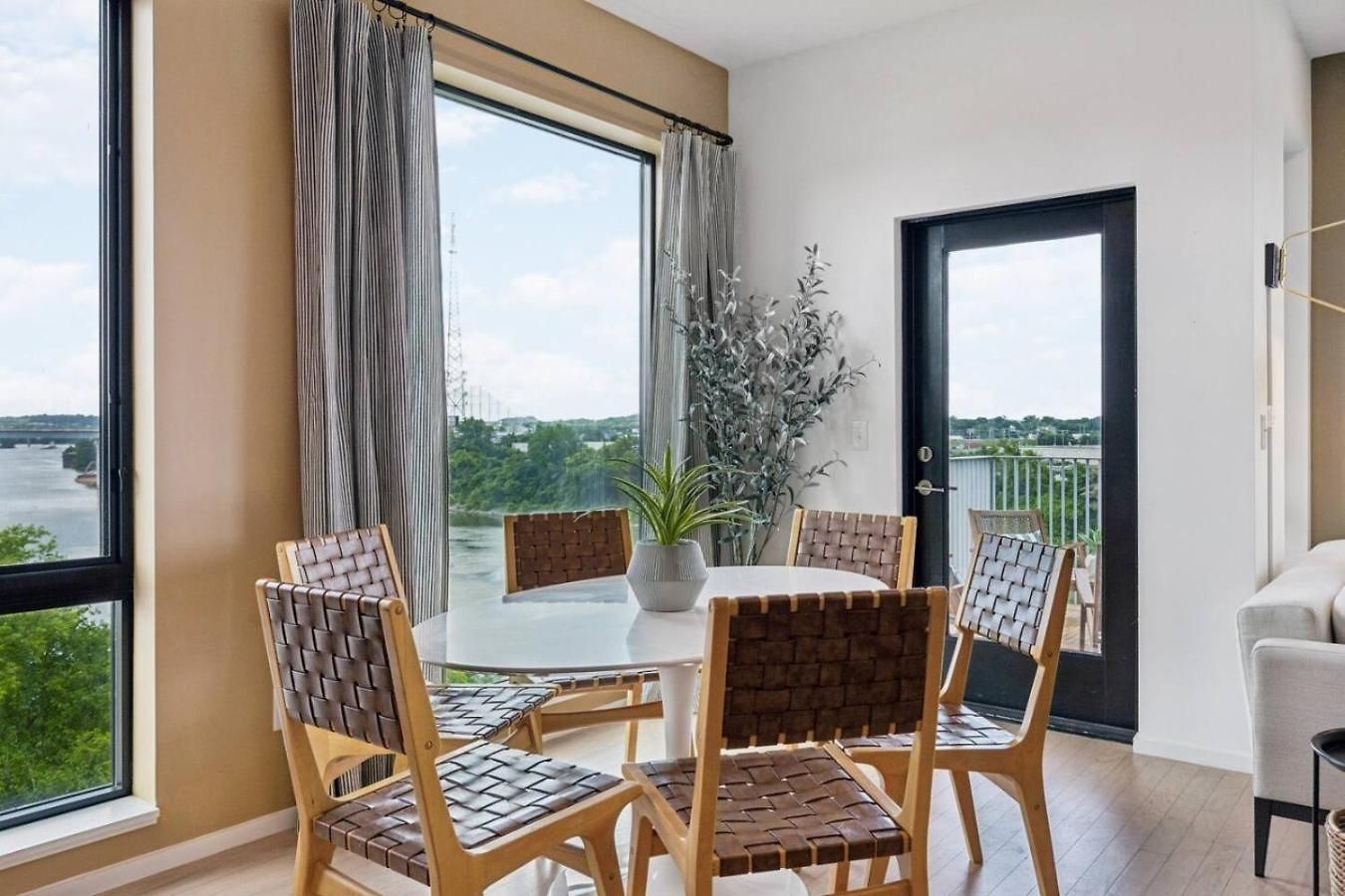 Luxury Downtown Riverview With Garage And Two Balconies *