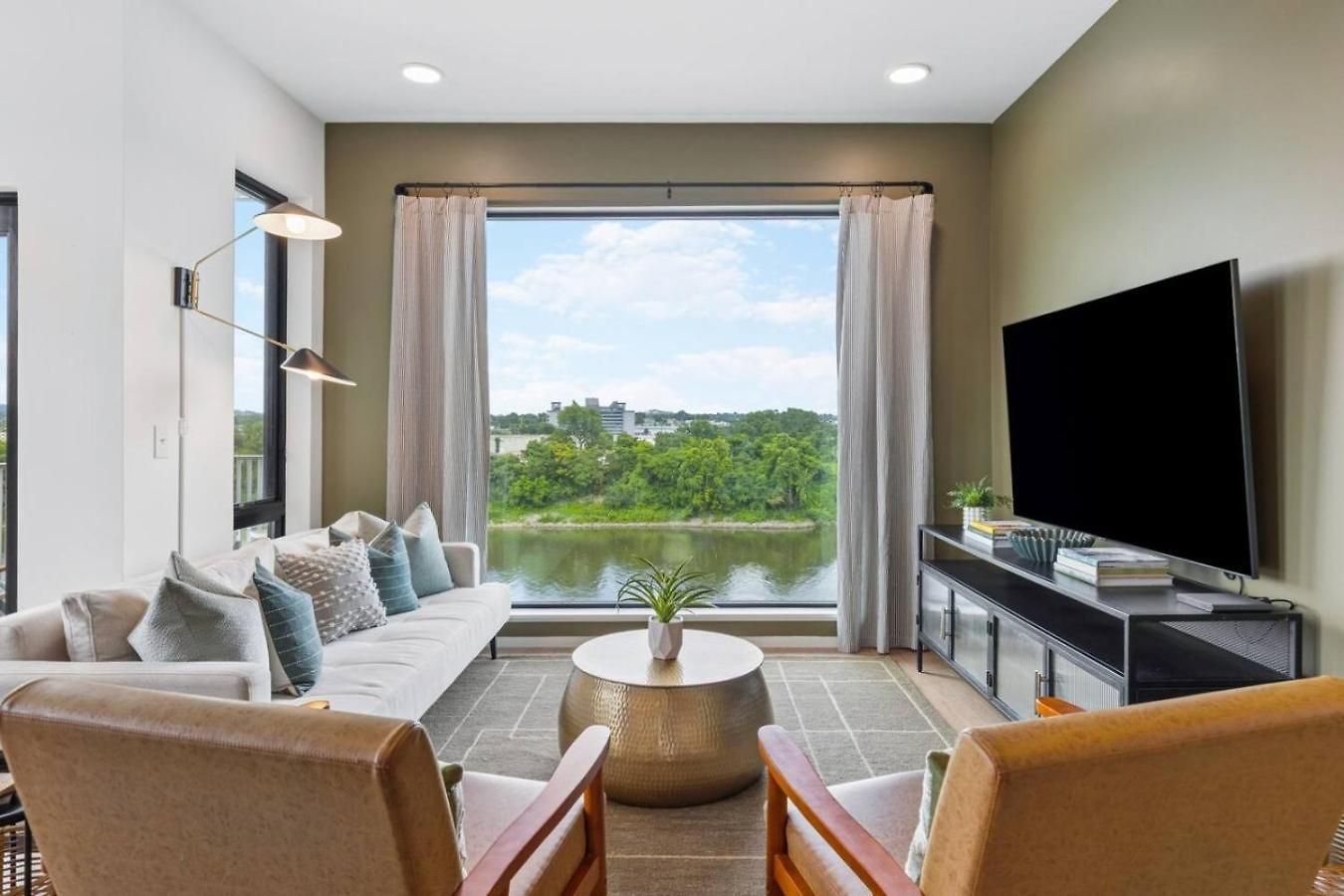 Luxury Downtown Riverview With Garage And Two Balconies * Nashville