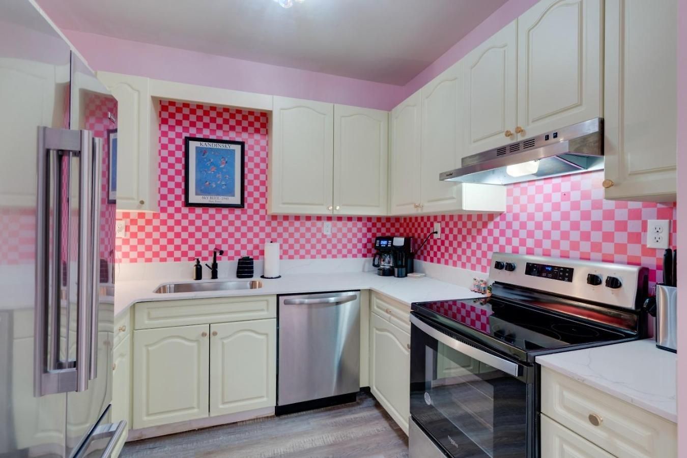 Apartment Colorful Escape Minutes From Broadway