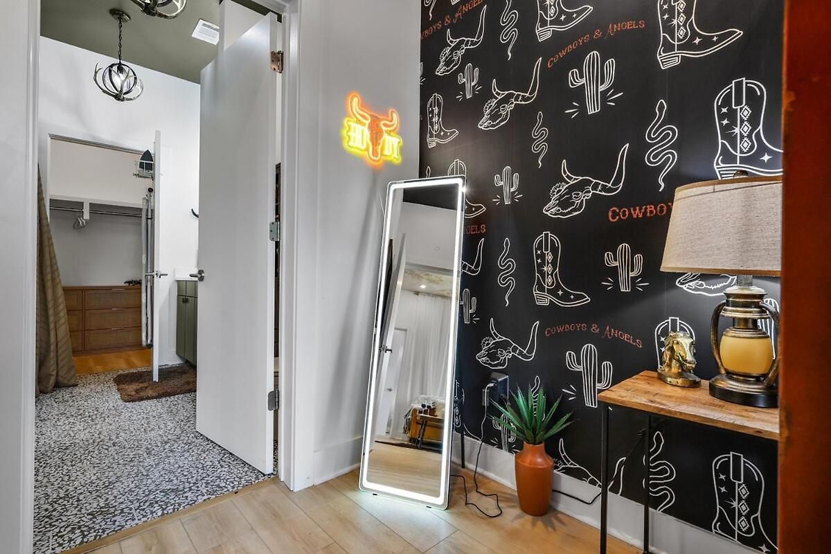 Cowboys And Angels - Sky Deck And Parking - East Apartment *