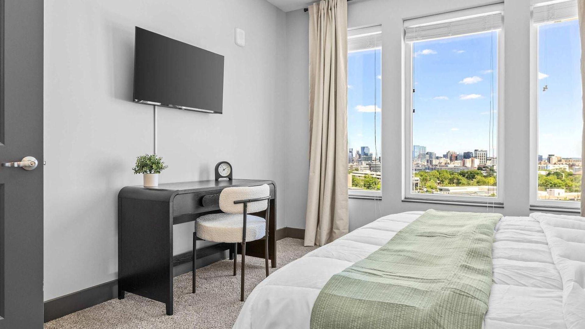 Stylish 2br W Skyline Views *
