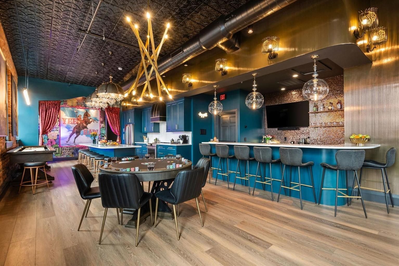 The Velvet Songbird Downtown Luxe Sleeps 24 Holiday home