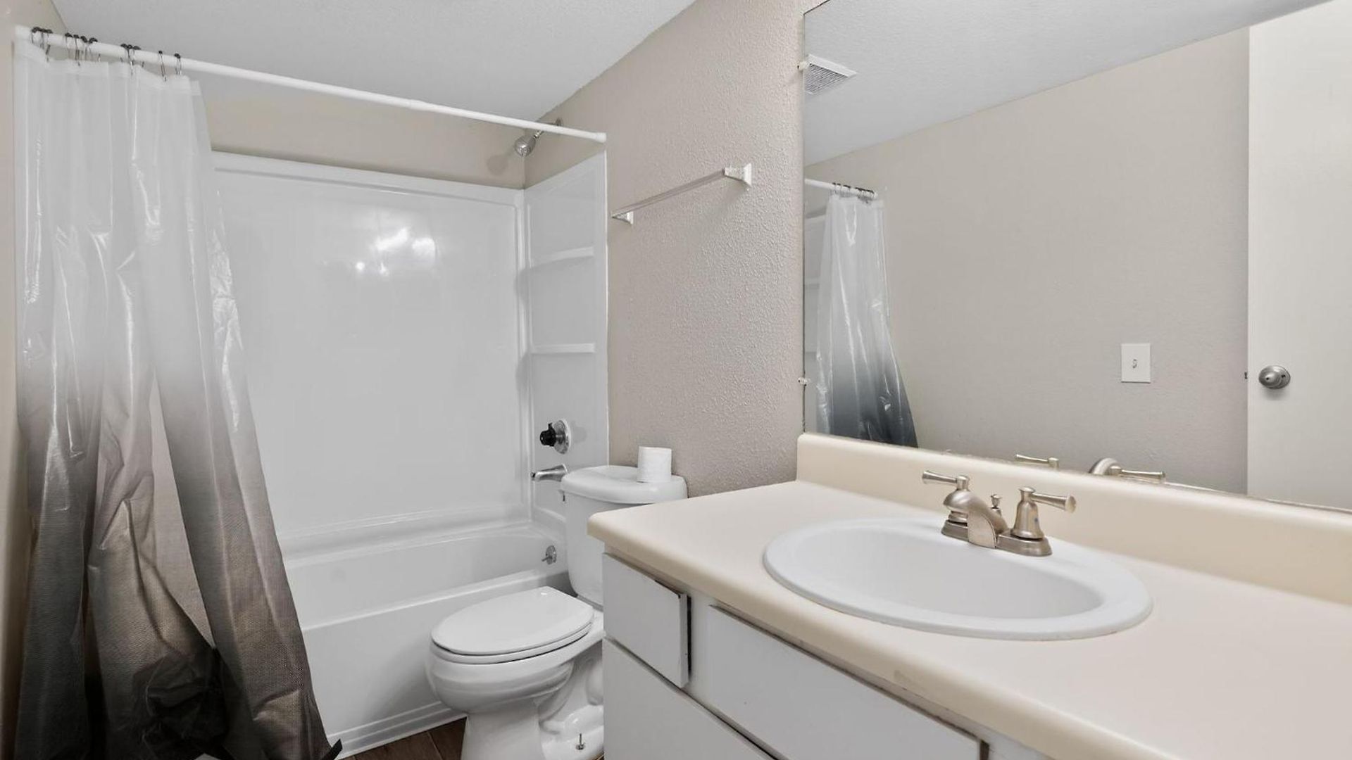 Modern Minutes From Downtown *