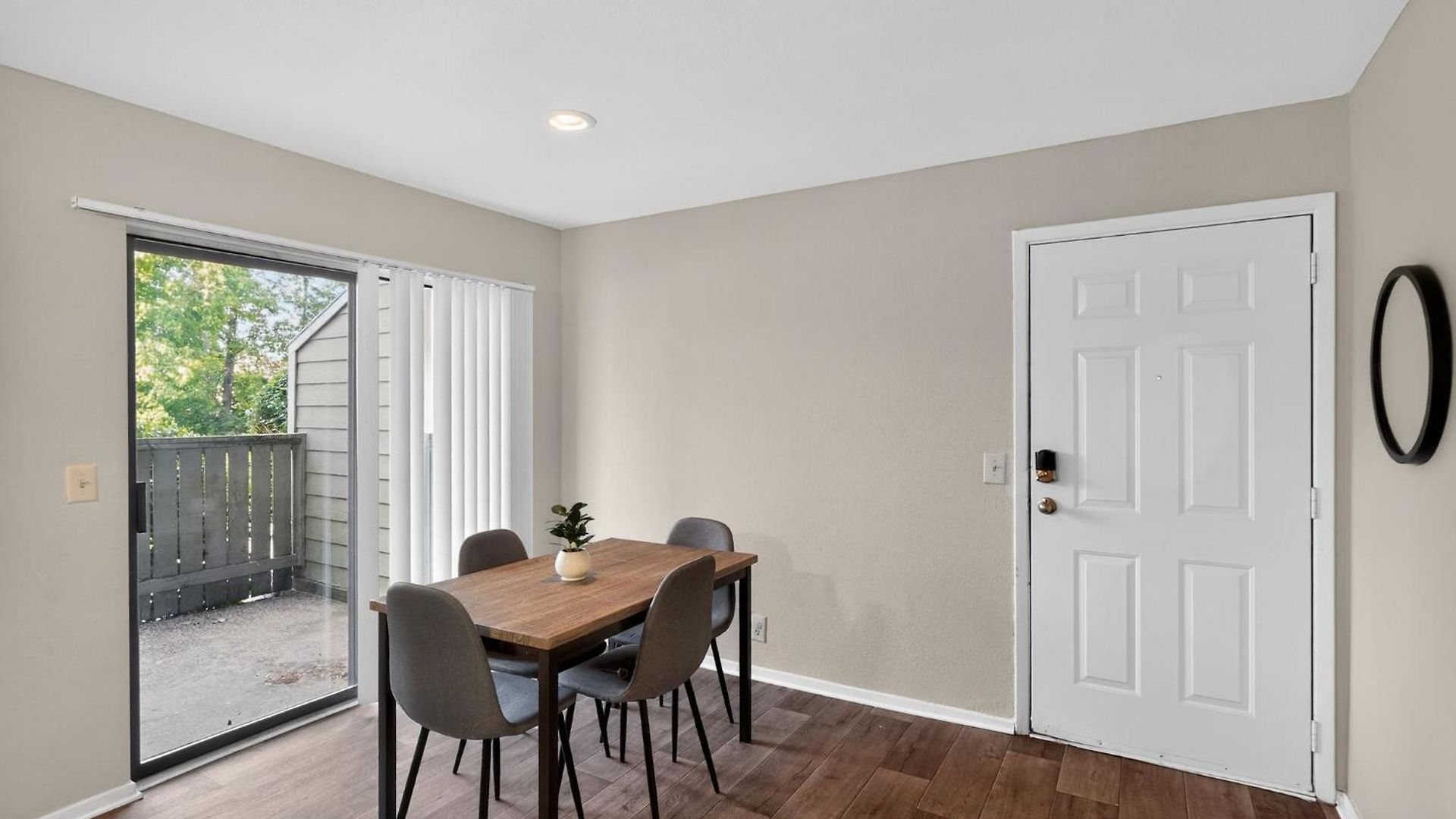 Relaxing 2br With Easy Access Apartment