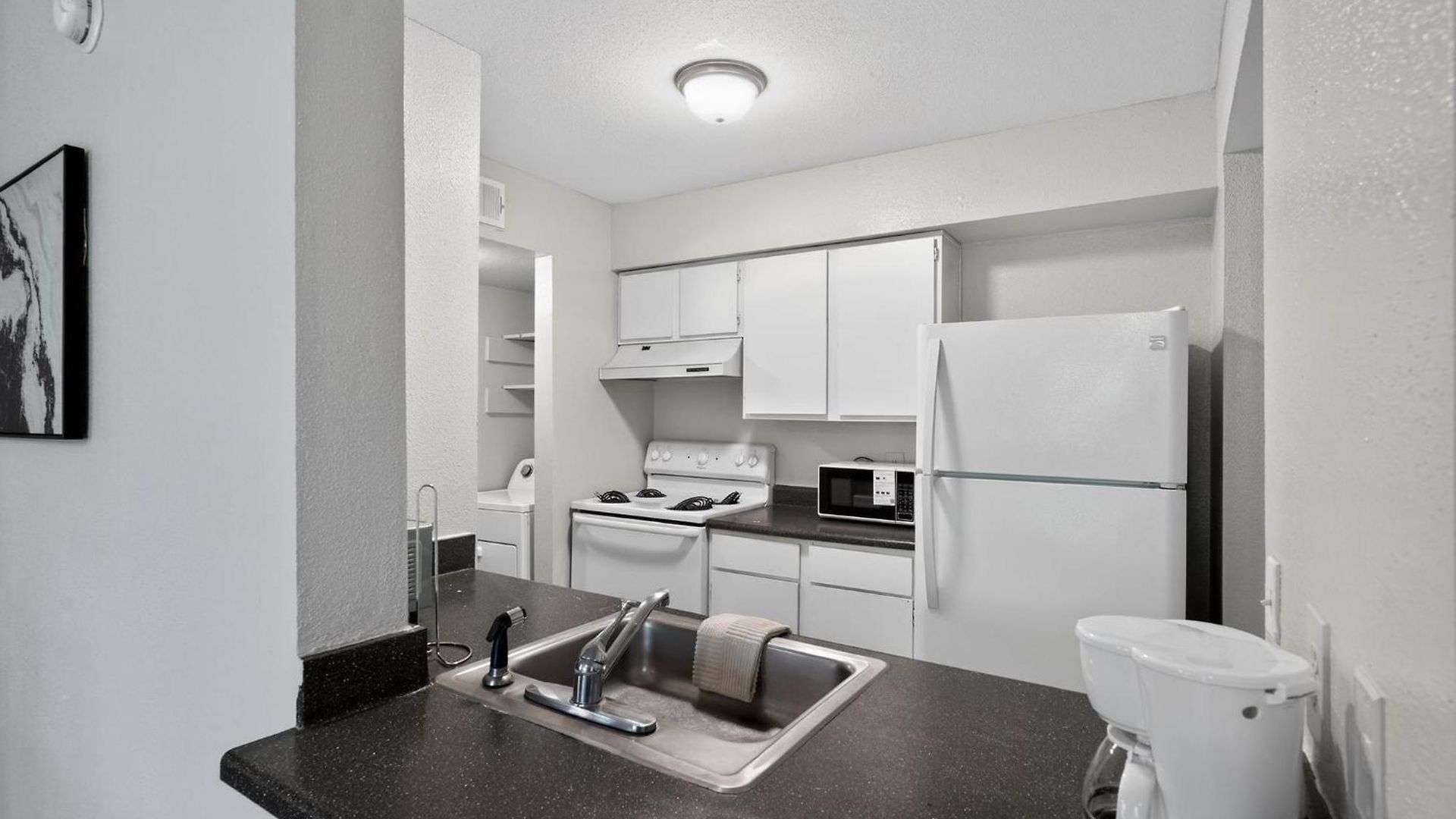 Cozy Retreat Near Airport & Hotspots Apartment *