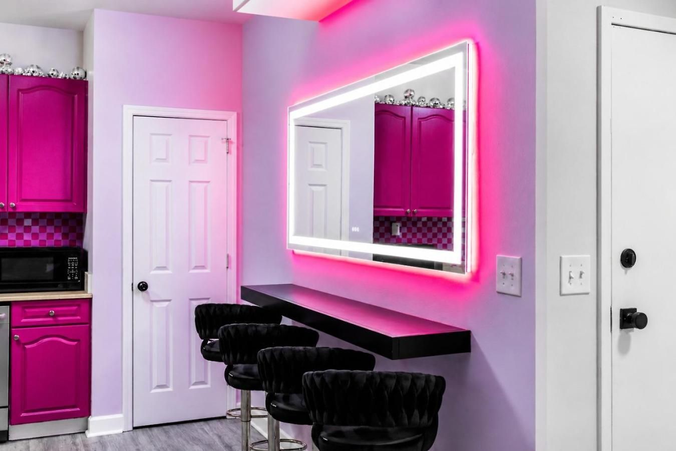 Pink Pony Club Retreat Near Vanderbilt Sleeps 6 Nashville