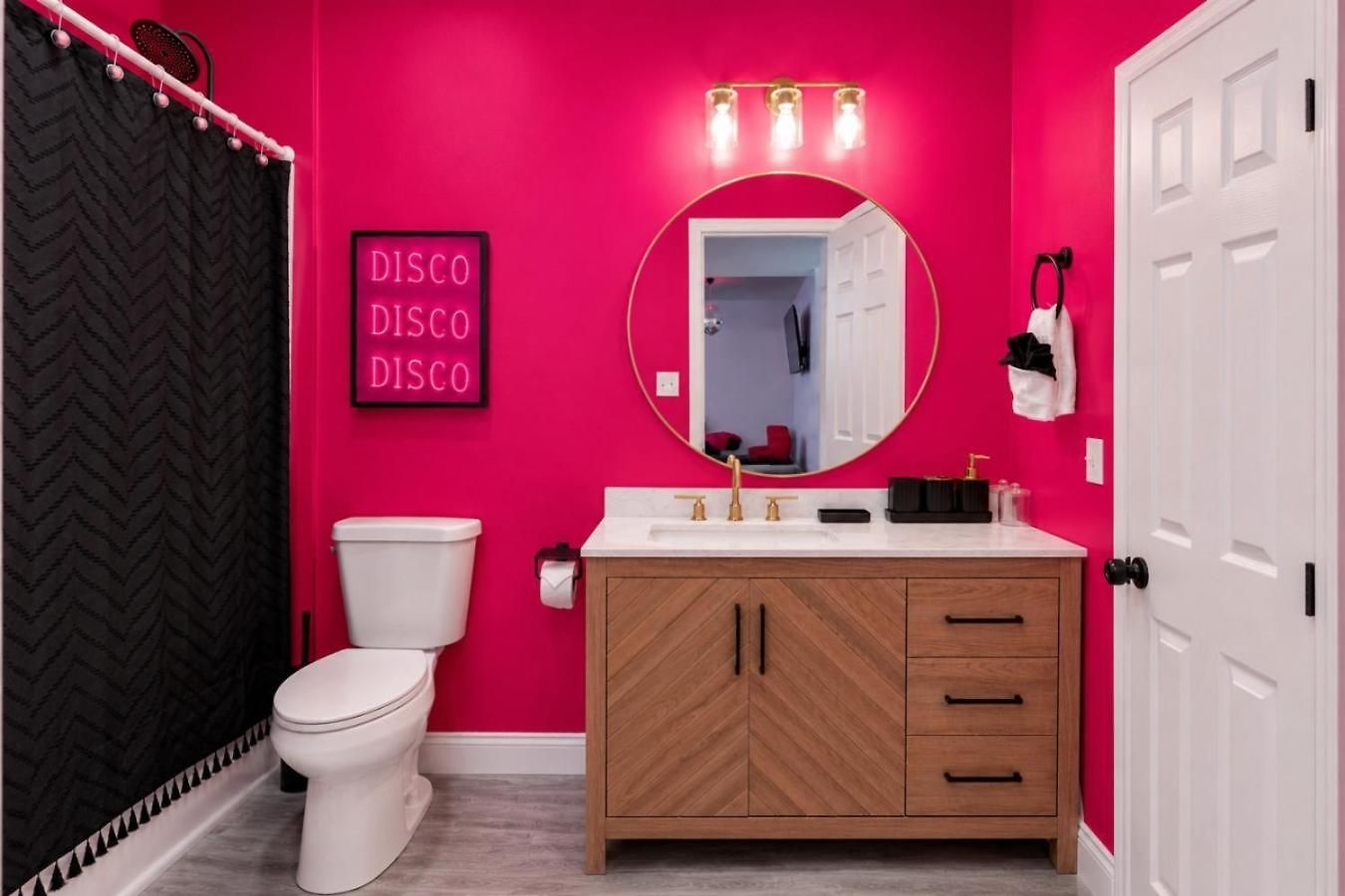 Pink Pony Club Retreat Near Vanderbilt Sleeps 6