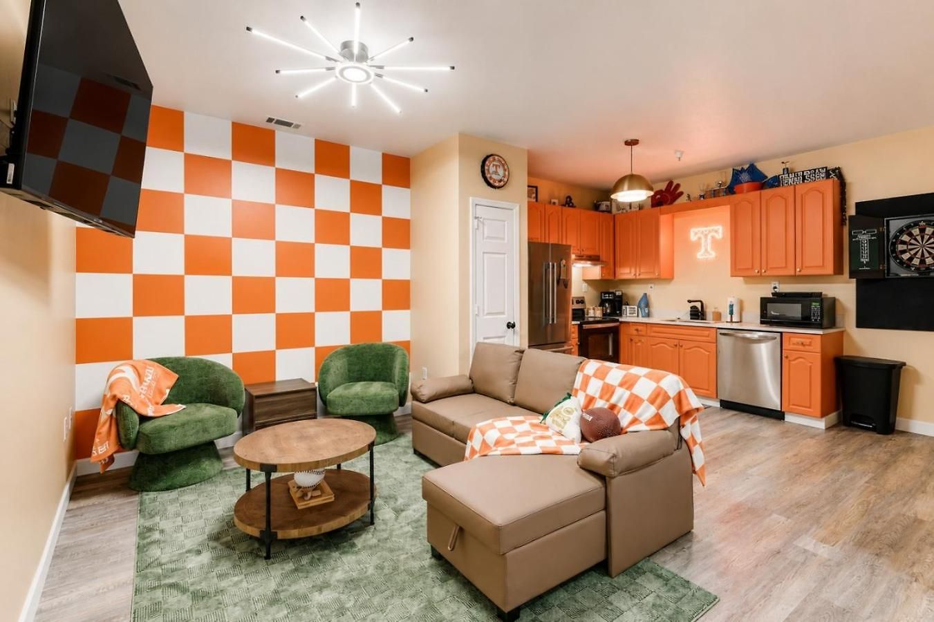 Game Day Getaway Vols Themed Near Vanderbilt Apartment *