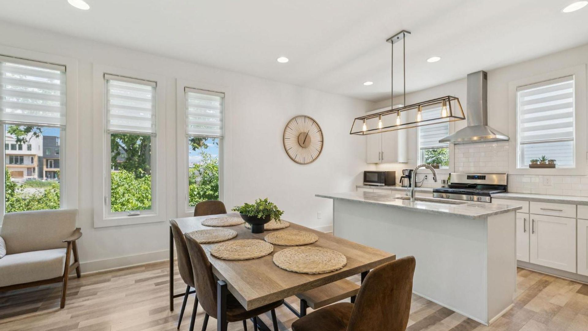 Modern Townhouse Close To Broadway *