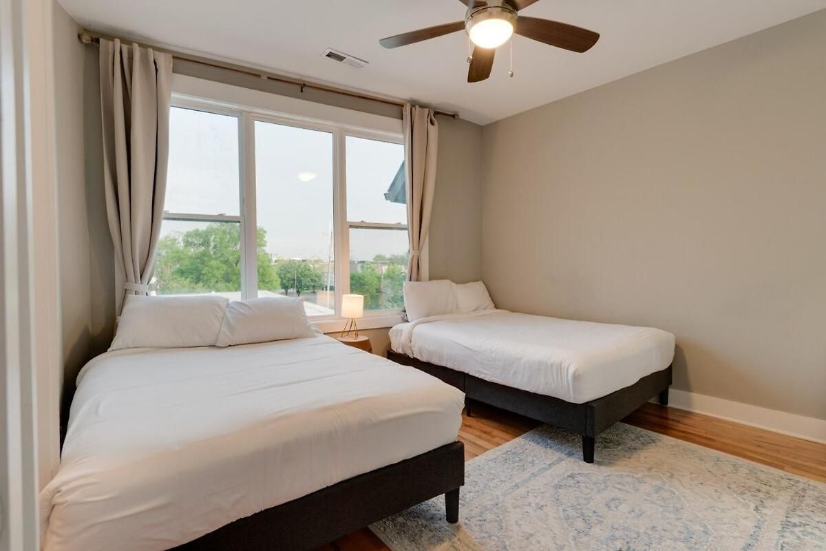 Rooftop Skyline View-close To Broadway-sleeps 8 Apartment *