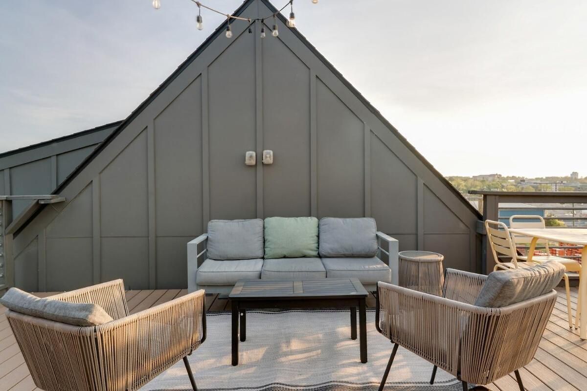 Rooftop Skyline View-close To Broadway-sleeps 8 Apartment Nashville