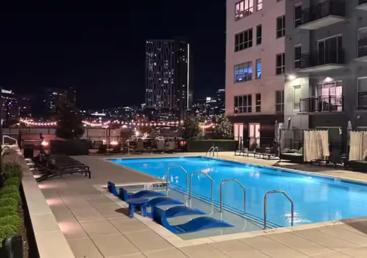 Downtown Walk To Broadway Pool, Private Balcony, Free Parking! Nashville
