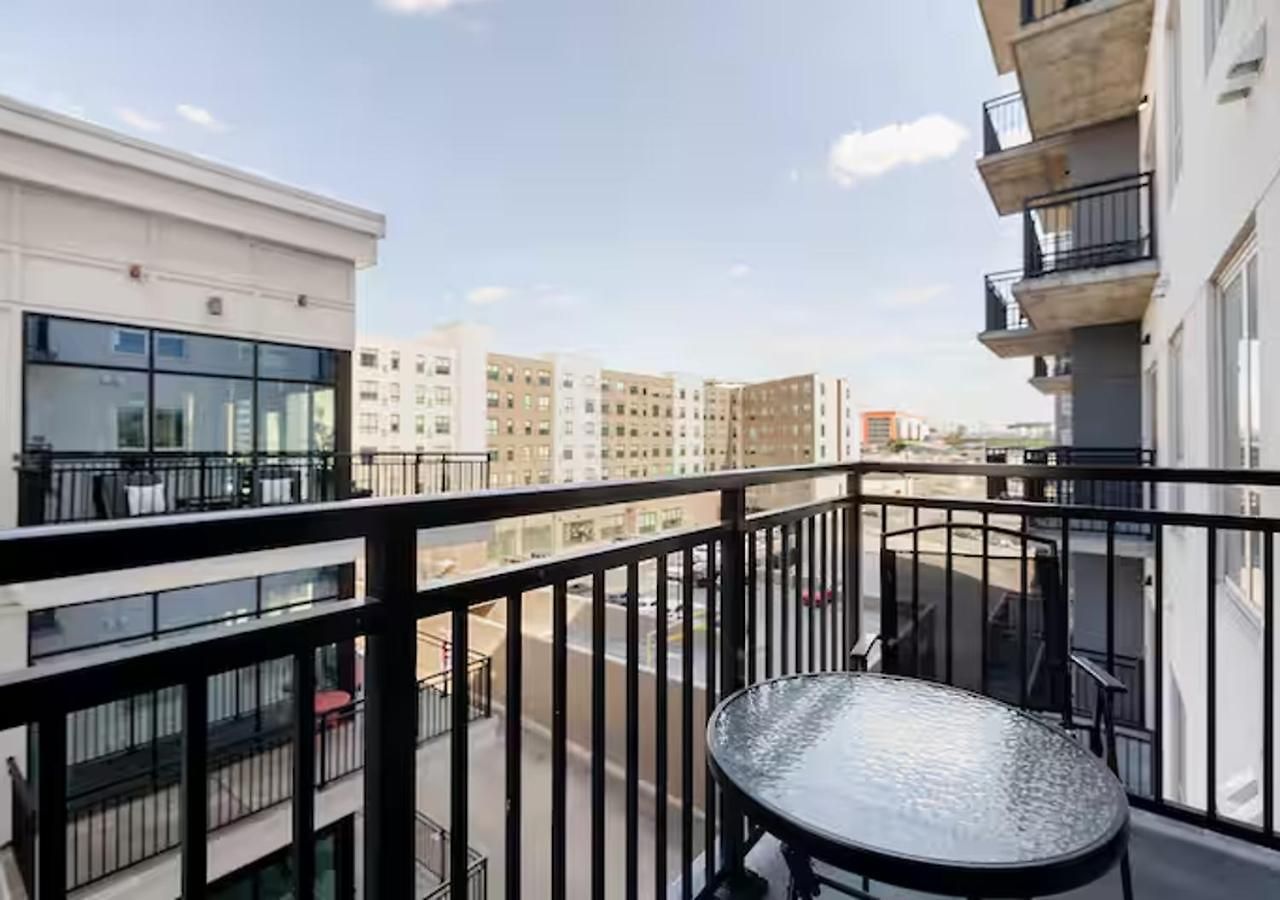 Downtown Walk To Broadway Pool, Private Balcony, Free Parking!