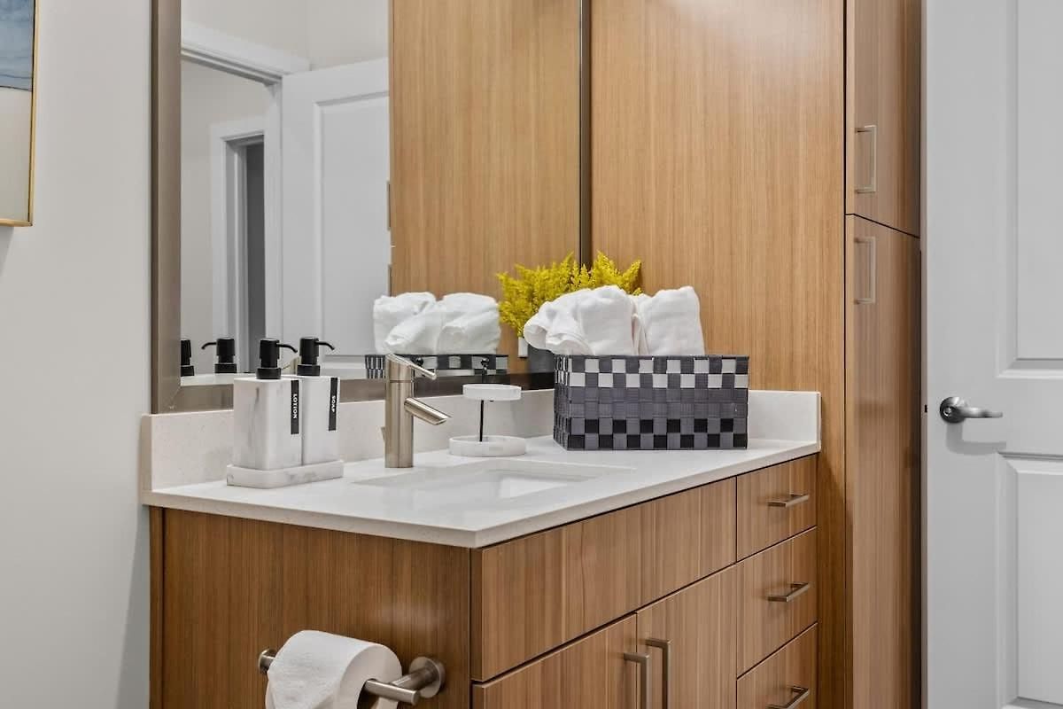 Spacious 2br N Gulch Walk To Broadway & Rooftops Apartment