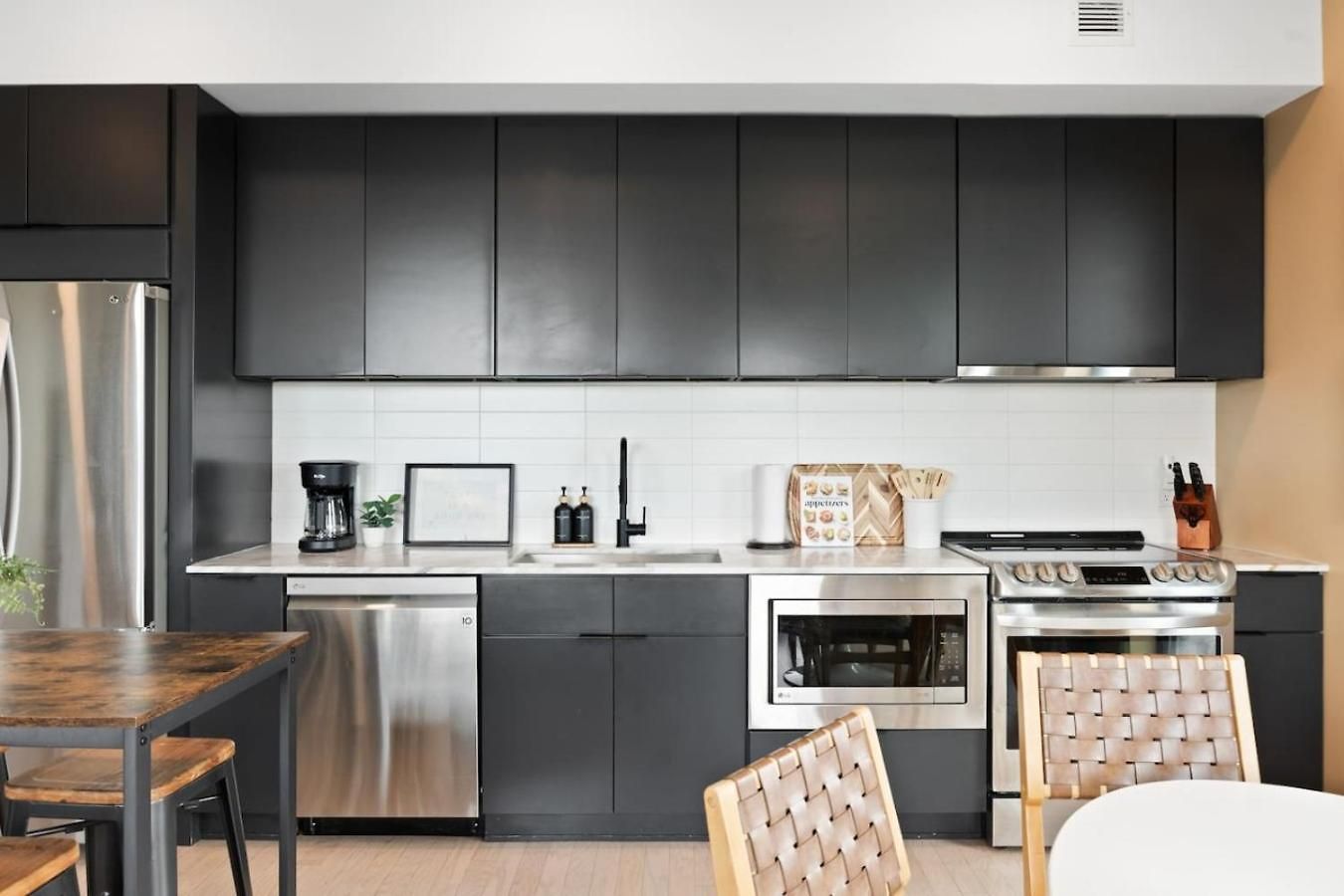 Luxury Downtown Riverview With Garage And Two Balconies Apartment