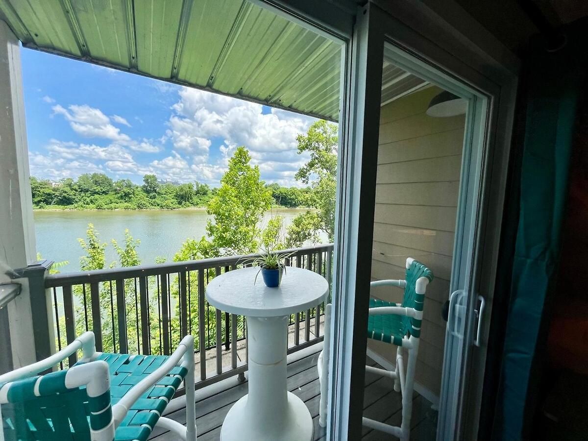 Riverside Rhythm! Waterfront & Walk To Broadway! Apartment