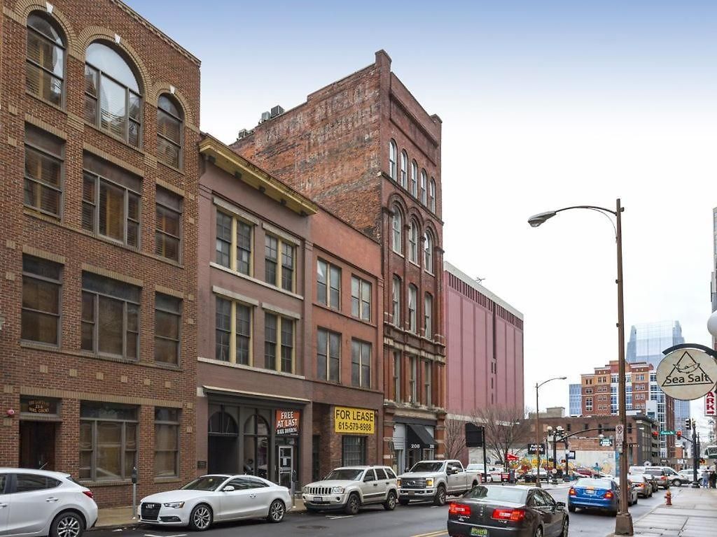 The Honky Tonk 2 Blocks To Broadway,printers Alley *