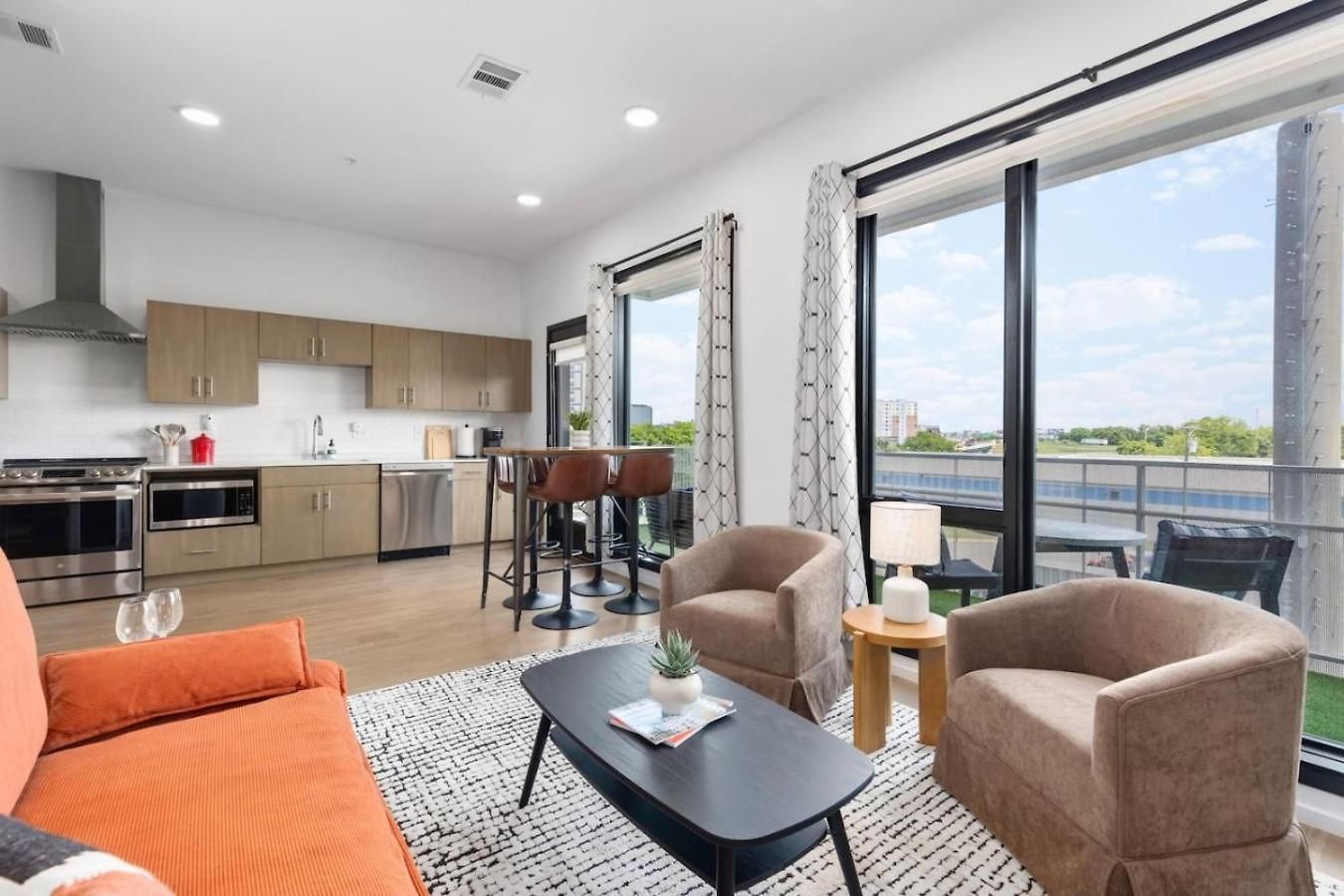 Modern Gulch Getaway With Pool, Garage And Balcony Apartment