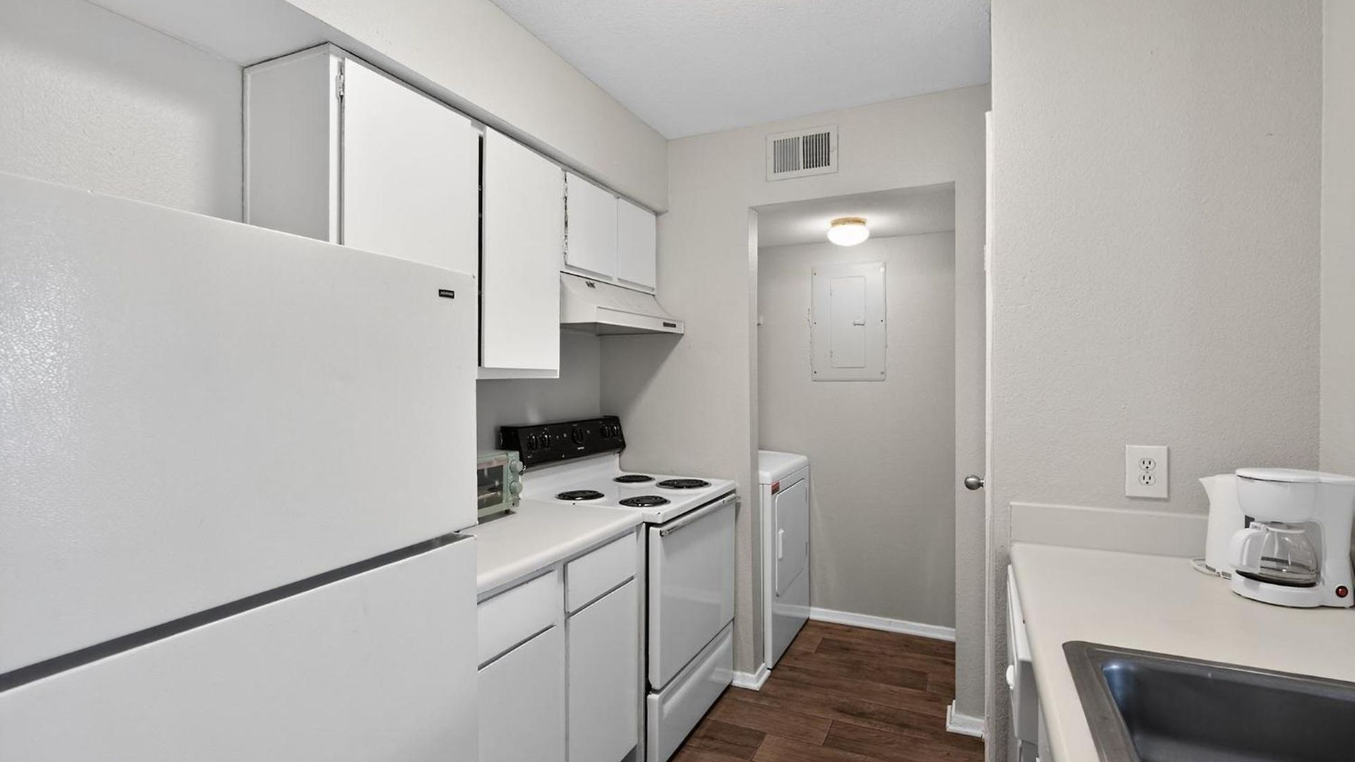 Modern Minutes From Downtown *