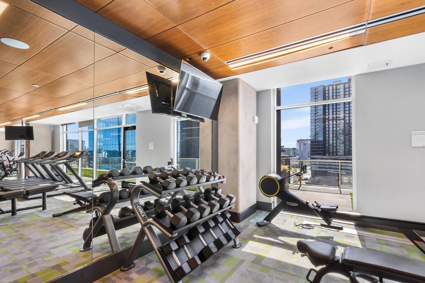 Luxury Pool, Gym & Lounge + Free Parking *