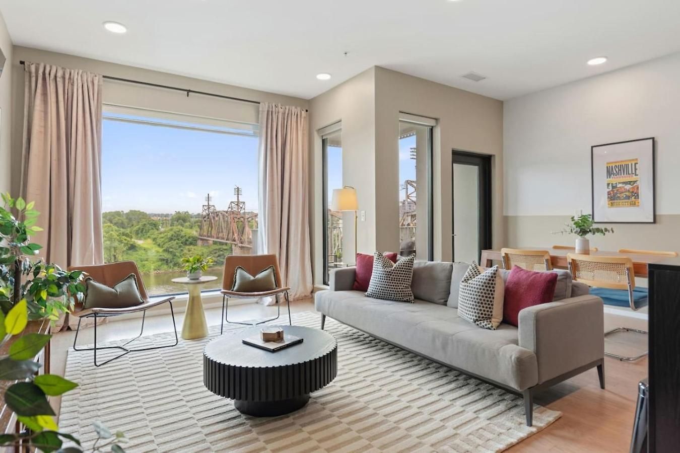 River View Luxury With Garage, Walk To Downtown