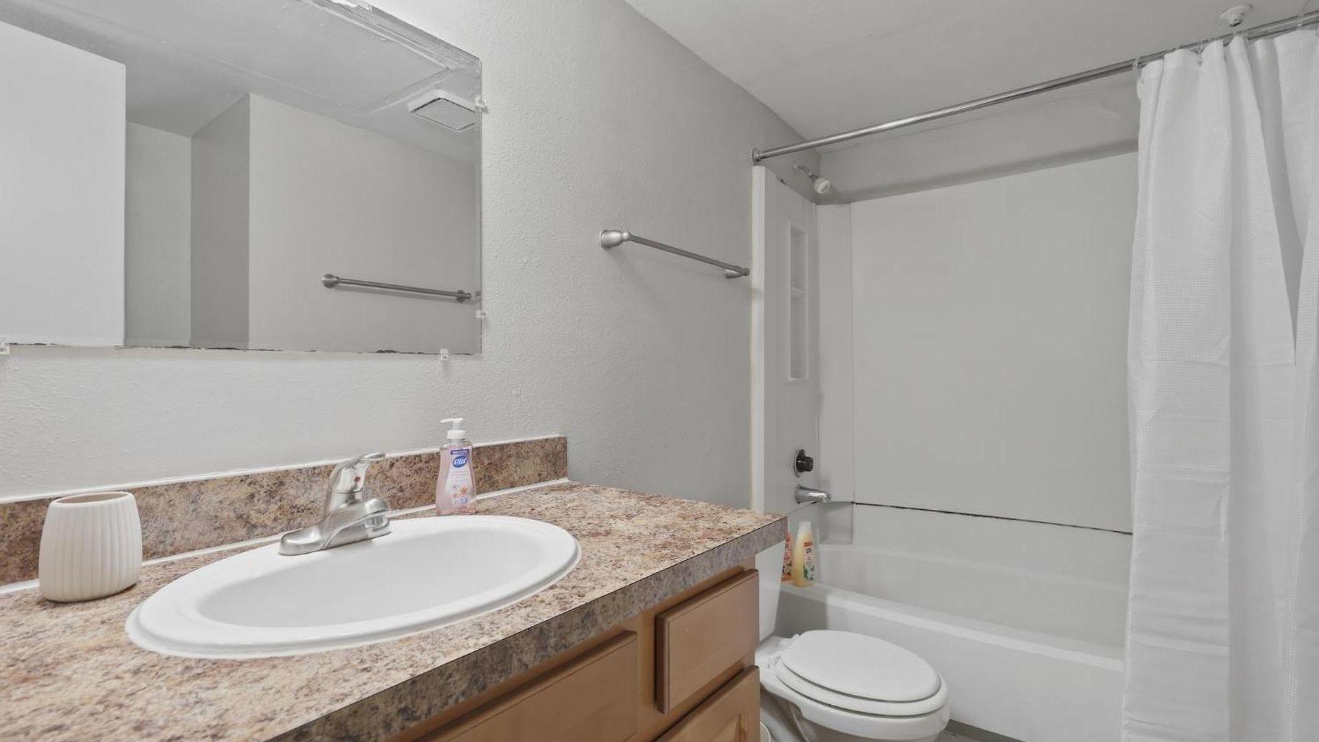 Roomy With Modern Features Apartment *