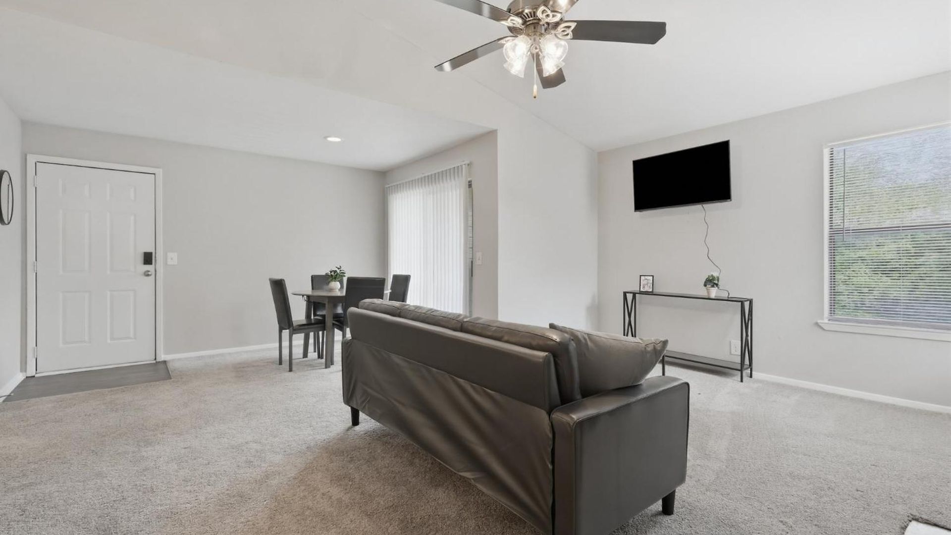 Cozy Retreat Near Airport & Hotspots