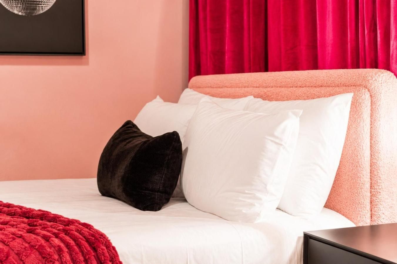 Pink Pony Club Retreat Near Vanderbilt Sleeps 6 * Nashville