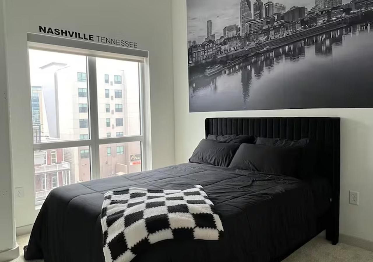 Apartment Downtown Walk To Broadway Pool, Private Balcony, Free Parking! *