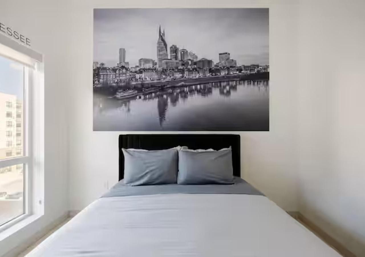 Apartment Downtown Walk To Broadway Pool, Private Balcony, Free Parking!