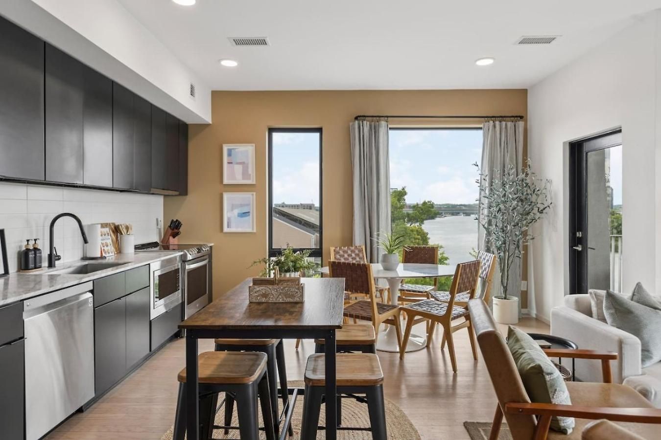 Luxury Downtown Riverview With Garage And Two Balconies Apartment
