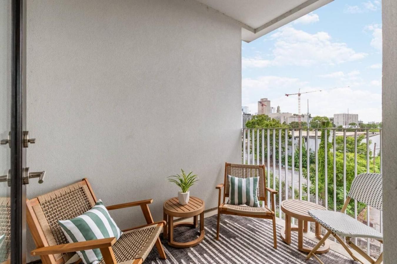 Apartment Luxury Downtown Riverview With Garage And Two Balconies Nashville
