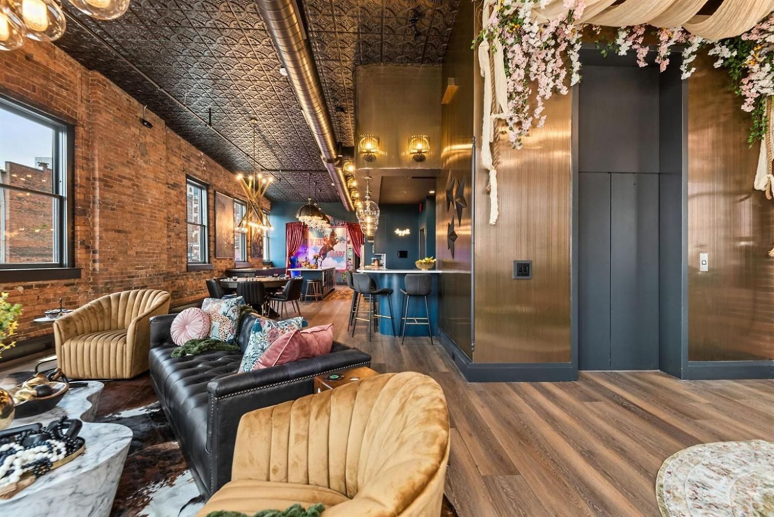 Holiday home The Velvet Songbird Downtown Luxe Sleeps 24