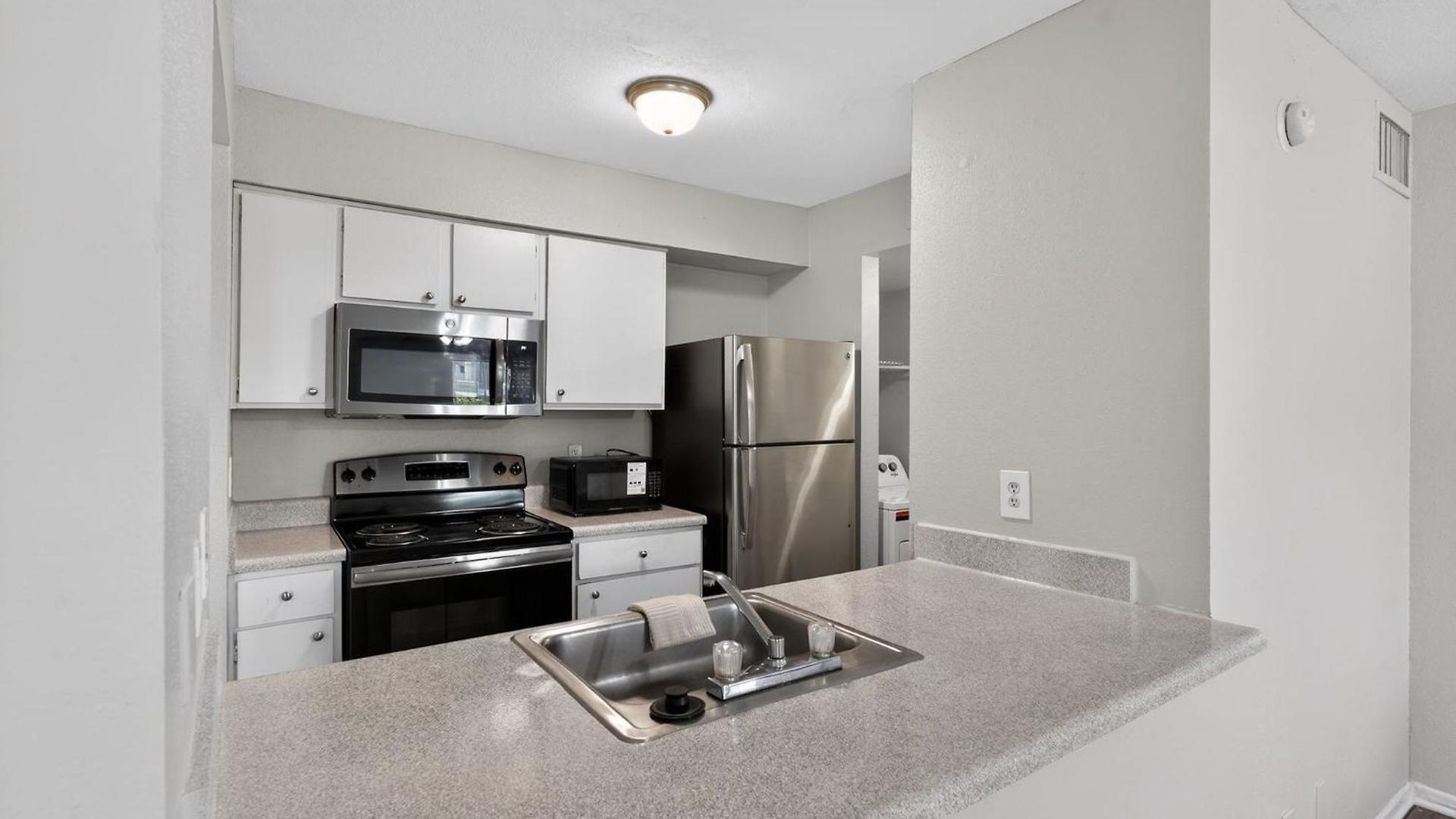 Spacious 2-bedroom Near Downtown *