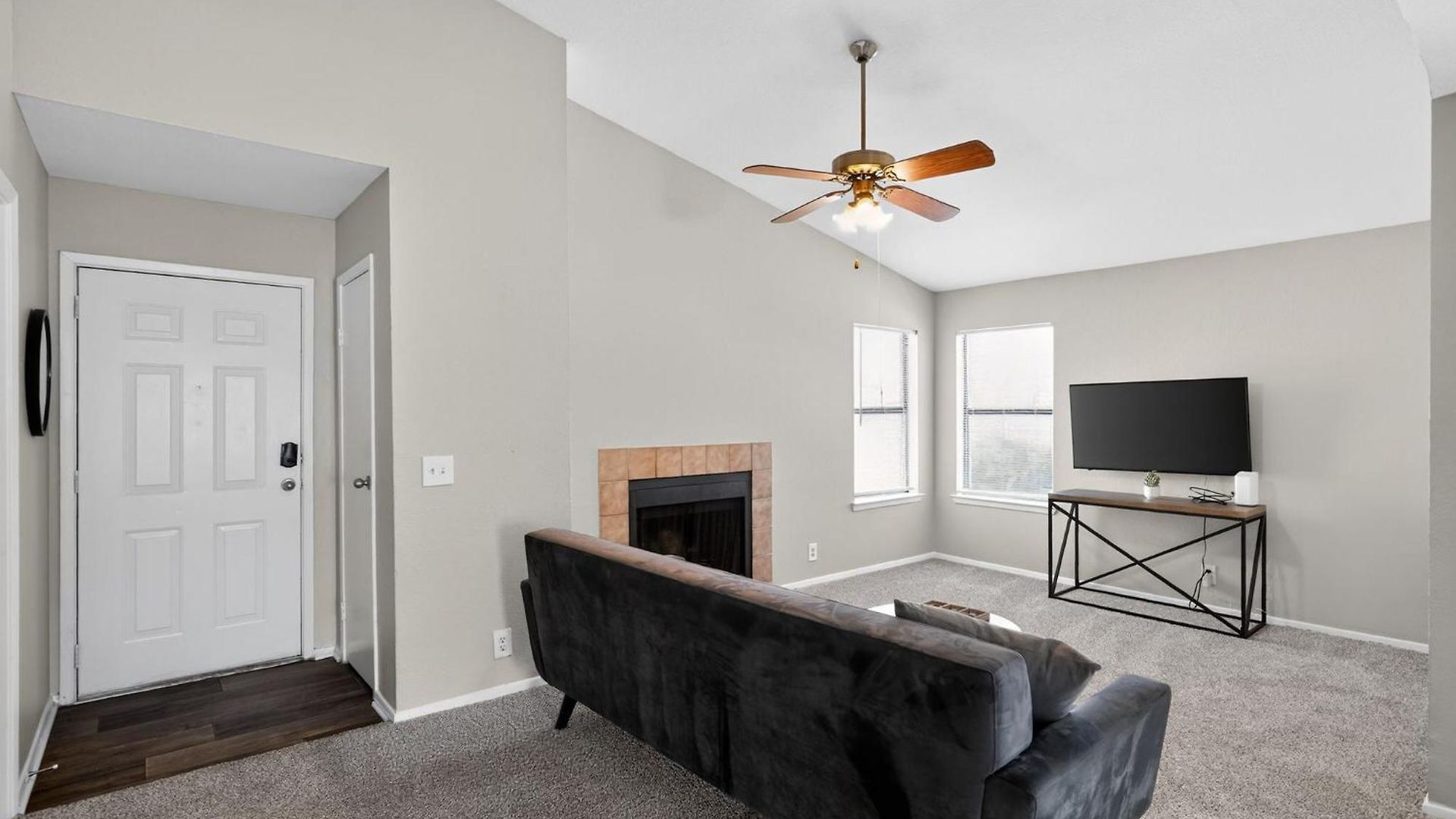 Modern Minutes From Downtown *