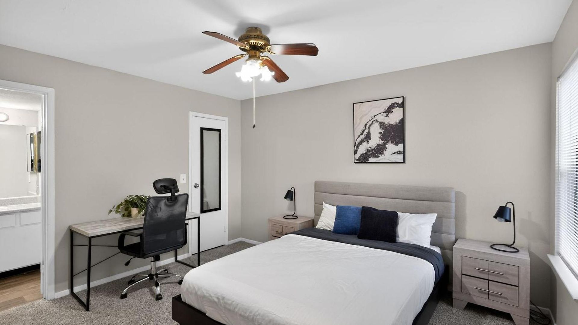 Spacious 2-bedroom Near Downtown