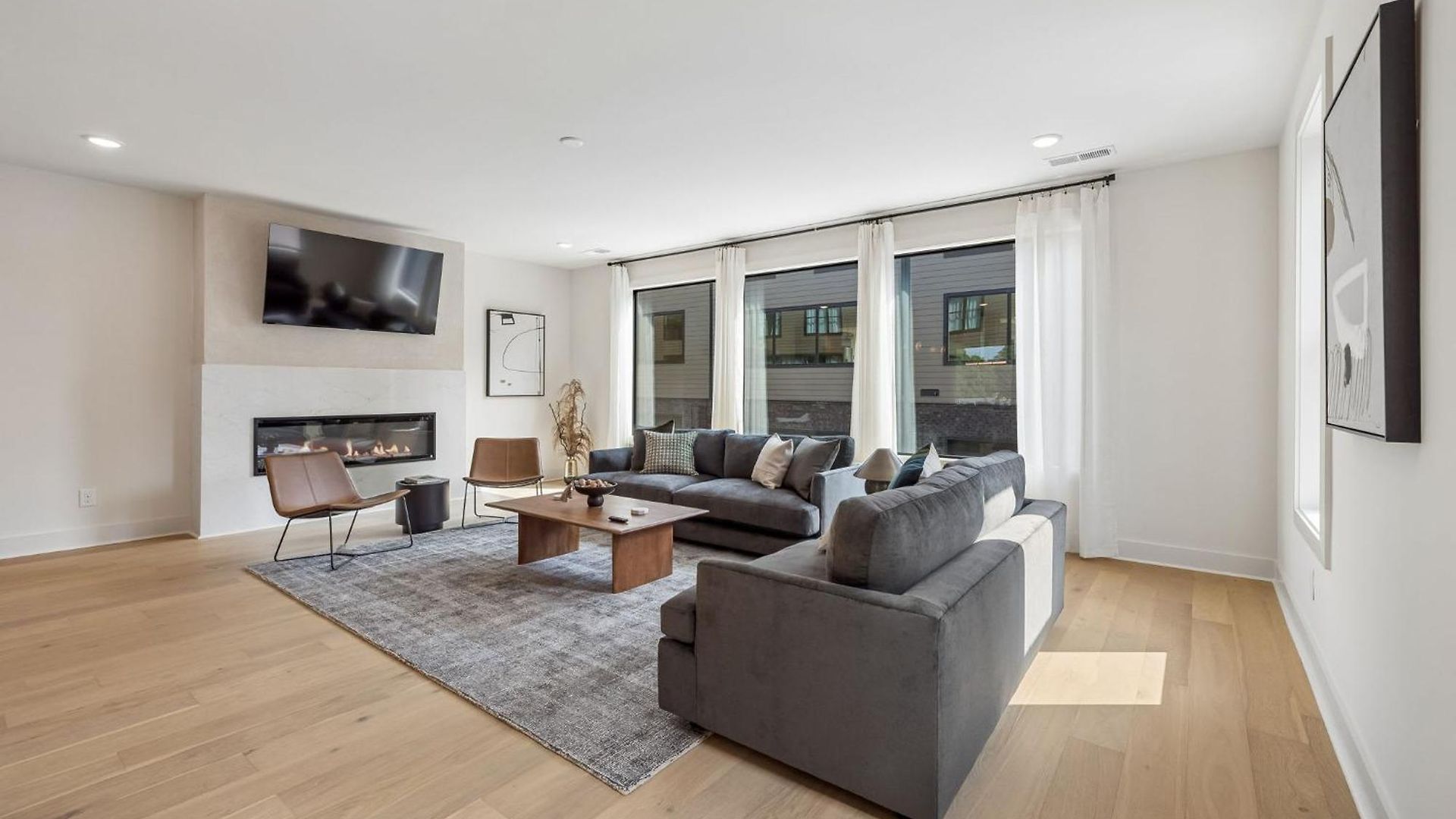 Modern 4br Townhouse Rooftop Lounge