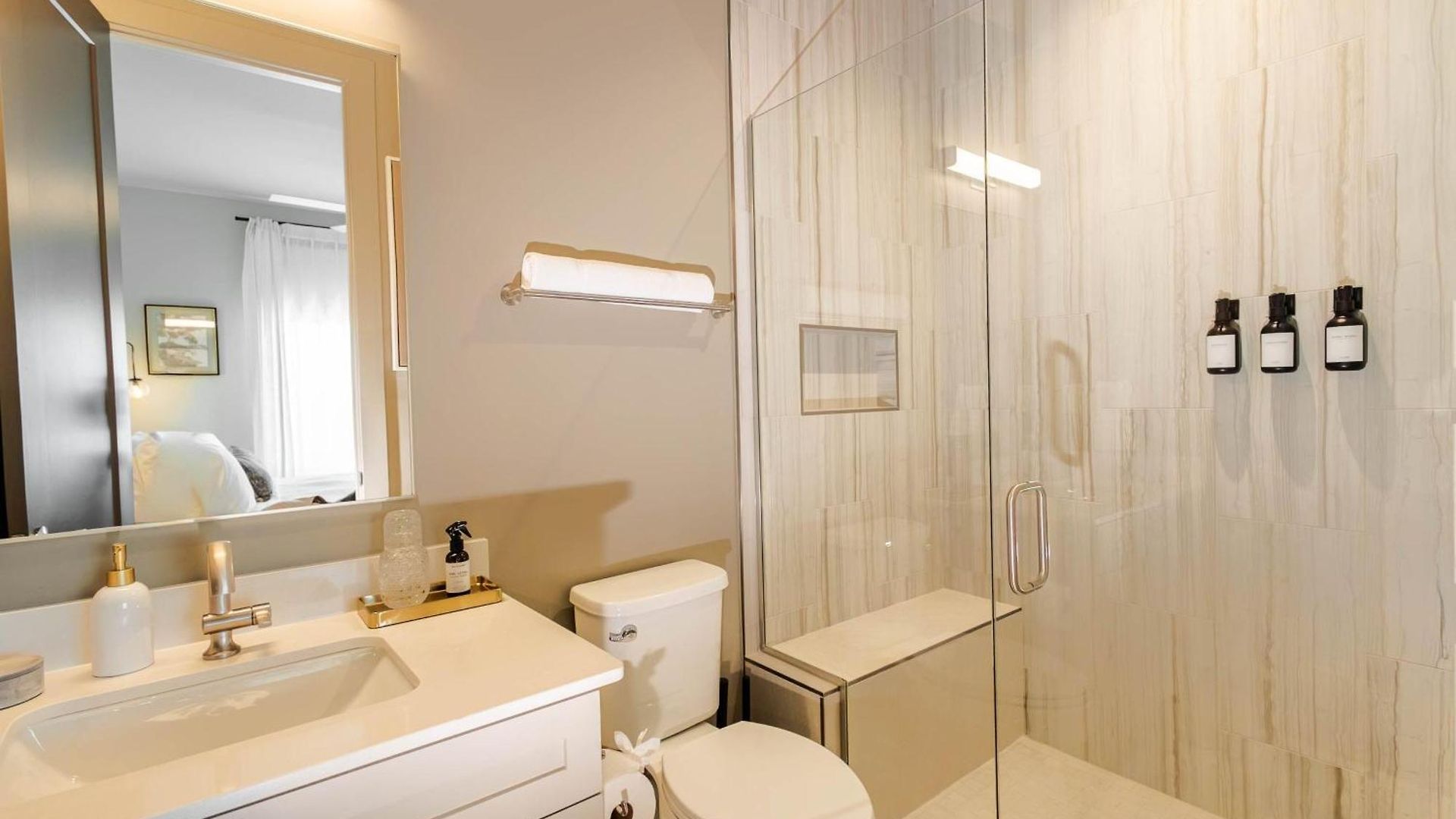 Apartment Modern 4br | Easy To Broadway + Heated Pool