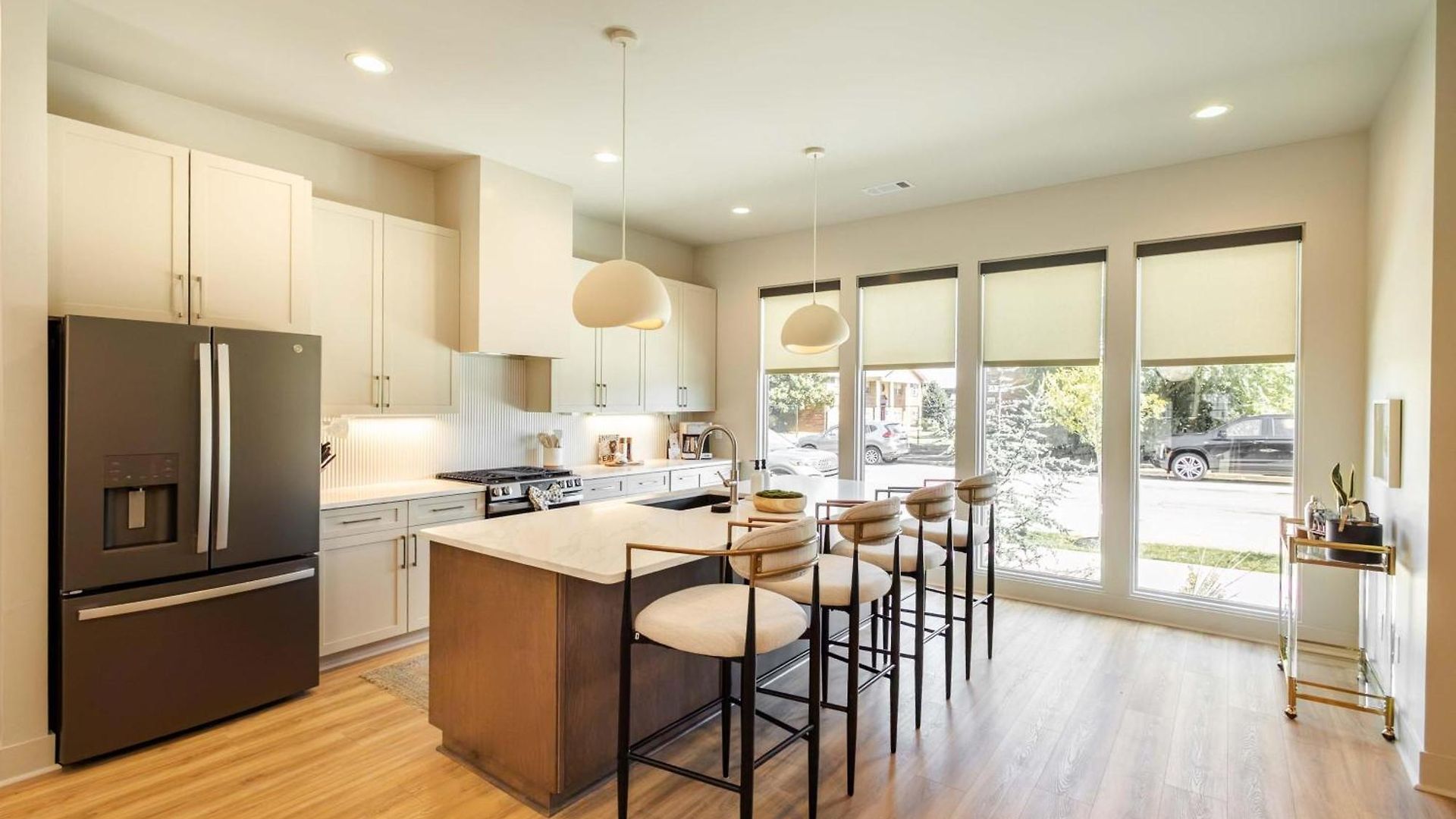 Modern 4br | Easy To Broadway + Heated Pool Apartment *