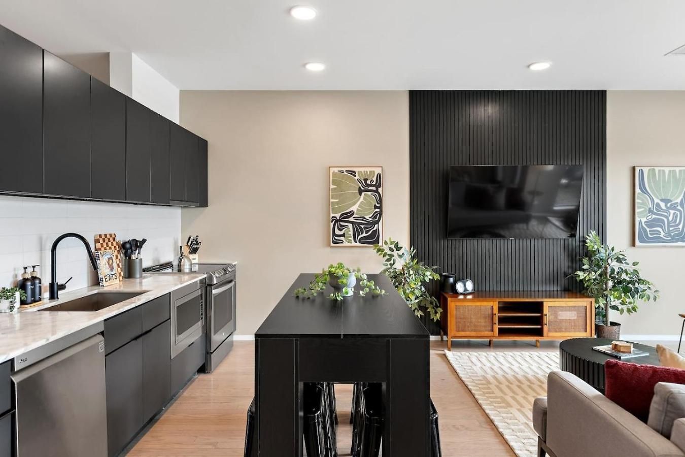 River View Luxury With Garage, Walk To Downtown *